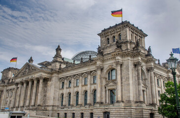Fototapeta na wymiar Das Reichstagsgebäude am Platz der Republik in Berlin ist seit 1999 Sitz des Deutschen Bundestages. Seit 1994 tritt hier auch die Bundesversammlung zur Wahl des deutschen Bundespräsidenten zusammen