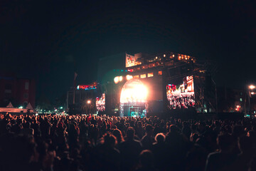 Multitud de personas en un concierto