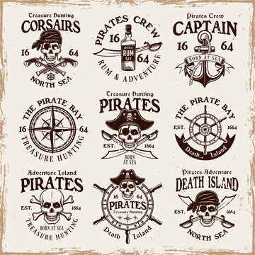 Логотип пирата. голова пирата и пистолета. пират - векторный клипарт Royalty-Free