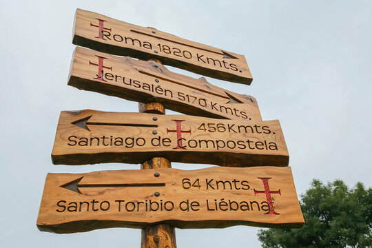 Se&ntilde;ales en un cruce del Camino de Santiago que indica al peregrino las distancias a Santiago de Compostela, Santo Toribio de Li&eacute;bana, Jerusal&eacute;n y Roma. Norte de Espa&ntilde;a. 