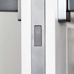 Magnetic mechanism and door handles for inter-room doors