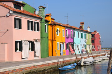 Fototapeta na wymiar Murs de couleur à Murano