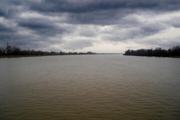 Obraz premium Flood on the Danube at the lock in Geisling near Regensburg in Bavaria