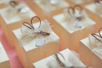 Fototapeta na wymiar Scatolette decorate per bomboniere, battesimi e matrimoni