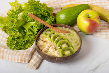 detox green smoothie with spinach and outmeal