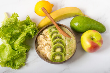 detox green smoothie with spinach and outmeal