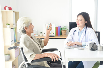 Obraz premium doctor take medicine to patient in the hospital