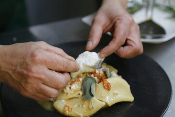 Pasta auf Teller anrichten
