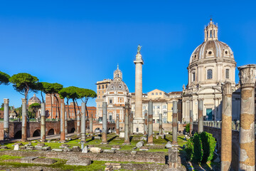 Römische Ehrensäule und Trajansforum mit der Kirche Santa Maria di Loreto in Rom und der KIrche Santissimo Nome di Maria al Foro Traiano