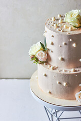 wedding cake with roses