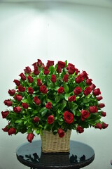 Arreglo floral, rosas rojas y florero