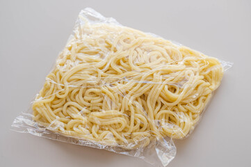 袋入りの蒸しスパゲティ麺