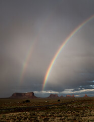 Fototapeta na wymiar Seltener Anblick: Ein Regenbogen nahe dem Monument Valley in Utah - USA.
