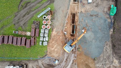 Tiefbau Baustelle: Erdbau, Straßenbau und Kanalbau, Erschließung eines Baugebiets aus der Vogelperspektive	
