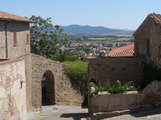 Obraz premium Internal side of Porta Urbica that was the ancient gateway along the walls to the historic center of Castiglione della Pescaia.