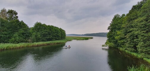 Łódka na wodzie © Jacek