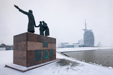 Winterliches Foto der Seestadt Bremerhaven im Schnee.