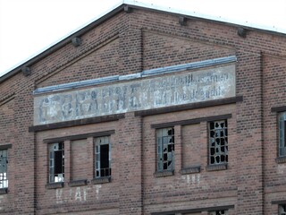 Fassade einer alten verlassenen Fabrikhalle aus Backstein