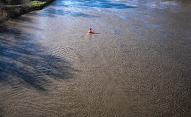 Boje in der Fluss-Strömung