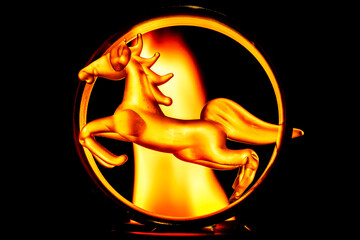 Caballo de cristal translucido en un anillo de fuego escudo 