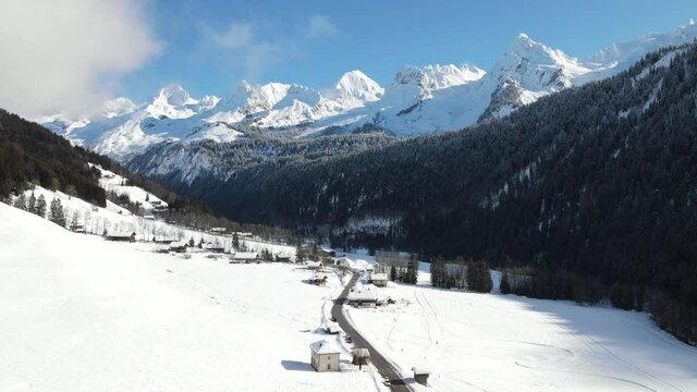 Vall&eacute;e enneig&eacute;e sous un beau ciel bleu ensoleill&eacute; dans le massif des Aravis, prise de vue a&eacute;rienne par drone