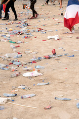 déchets au sol après un match de sport 