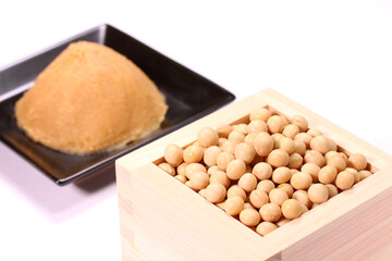 皿に盛った味噌と枡に入った大豆