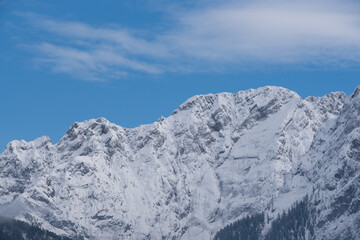 le splendide montagne delle dolomiti in inverno inoltrato, la neve ricopre le cime delle montagne, clima invernale, sciare in montagna