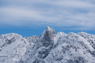 le splendide montagne delle dolomiti in inverno inoltrato, la neve ricopre le cime delle montagne, clima invernale, sciare in montagna