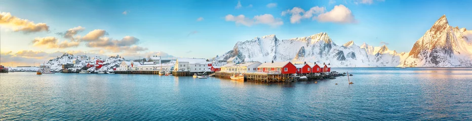 Foto auf Acrylglas Reinefjorden Traditionelle norwegische rote Holzhäuser (Rorbuer) am Ufer des Reinefjorden in der Nähe des Dorfes Hamnoy.