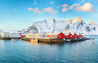 Papier Peint photo autocollant Reinefjorden Maisons traditionnelles norvégiennes en bois rouge (rorbuer) sur la rive du Reinefjorden près du village de Hamnoy.