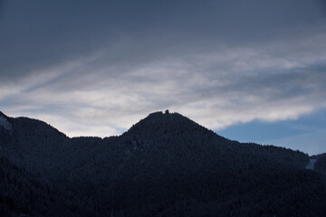 le splendide montagne delle dolomiti in inverno inoltrato, la neve ricopre le cime delle montagne, clima invernale, sciare in montagna