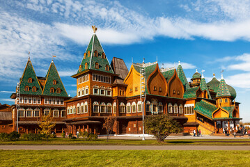 Fototapeta premium Wooden palace of Tsar Alexei Mikhailovich in Kolomenskoye on a sunny summer day, Moscow, Russia