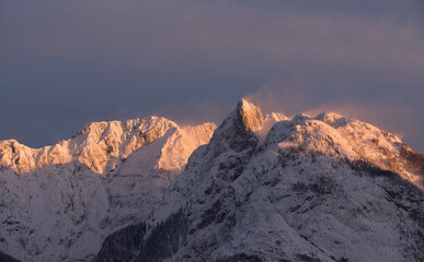 le splendide montagne delle dolomiti in inverno inoltrato, la neve ricopre le cime delle montagne, clima invernale, sciare in montagna