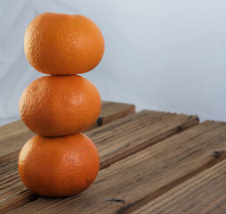 tre mandarini creano una torre, gli agrumi e la loro importanza nell'alimentazione, frutta con...
