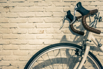 Naklejka premium Vintage retro bicycle park at the front of the white wall.