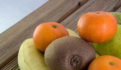 un bel mix di frutta invernale, banane mandarini e kiwi, frutti colorati in posa, la salute e...