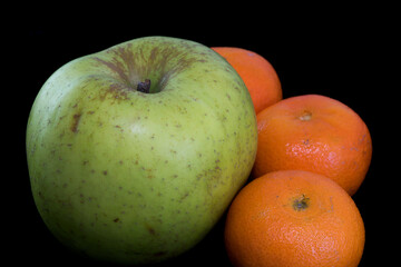 un bel mix di frutta invernale, banane mandarini e kiwi, frutti colorati in posa, la salute e l'alimentazione