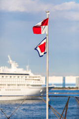 客船の出港と客船の航海の安全を祈る国際信号旗のUW