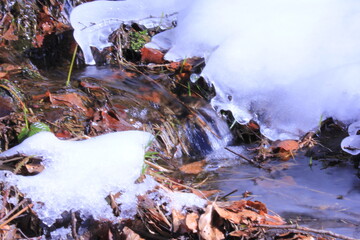 Winterlandschaft eis und Schnee kälte im winter mit wasser