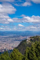 Le Cerro Monserrate depuis le Cerro de Guadalupe, Bogota, Colombie