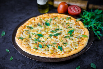 Pizza deliciosa com ingredientes na mesa de madeira com fundo escuro.