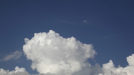 céu azul com nuvens brancas