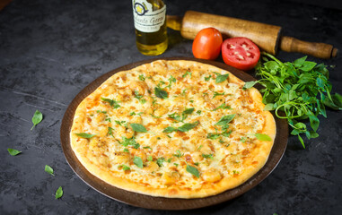 Pizza deliciosa com ingredientes na mesa de madeira com fundo escuro.