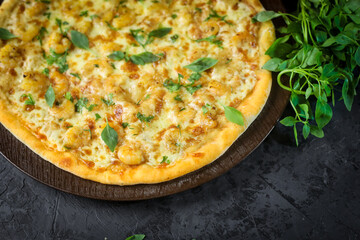 Pizza deliciosa com ingredientes na mesa de madeira com fundo escuro.