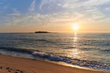 Obraz premium Moledo beach sunset with ins fort and Trega mount