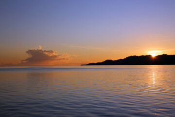 Sonnenaufgang an der Molukken-Insel Lata Lata