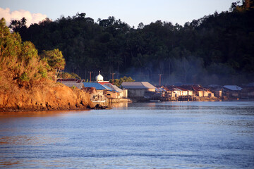 kleines, namenloses Fischerdorf auf der Insel Muari