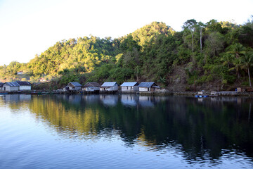 Fototapeta na wymiar kleines, namenloses Fischerdorf auf der Insel Muari