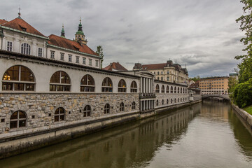 Fototapeta na wymiar Plecnik arcade market building and Ljubljanica river in Ljubljana, Slovenia